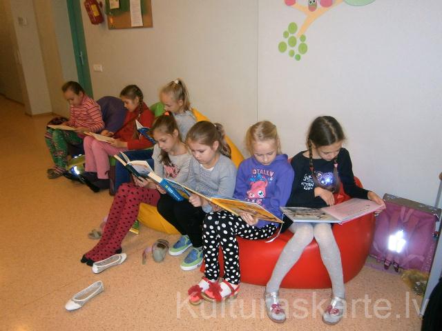 Lasīšanas pusstunda „Draudzība ziemeļos”skolēni lasa lielajā starpbrīdī Ziemeļvalstu rakstnieku darbus